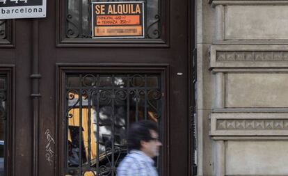 Cartel de alquiler en un portal de Barcelona.