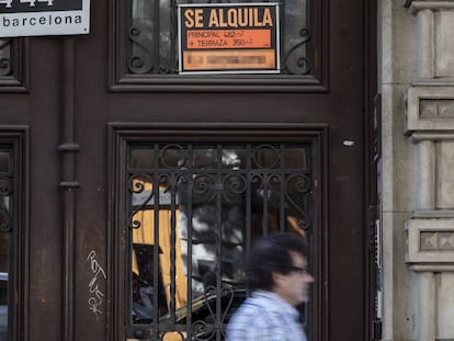 Cartel de alquiler en un portal de Barcelona.