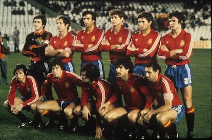 En la imagen, de izquierda a derecha y de arriba a abajo: Arconada, Alonso, Alesanco, Tendillo, Gordillo, Camacho, Juanito, Victor, Satrústegui, Zamora, López Ufarte. La equipación de aquel año destacaba por unas tonalidades más apagadas y por la presencia casi inexistente del color amarillo. La camiseta era de manga larga y color rojo. El pantalón, de color azul. Ambas prendas se complementaban con tres franjas blancas. En este torneo, la selección española no pudo avanzar más allá de la segunda fase de los grupos de clasificación, quedando por detrás de Inglaterra y la ya extinta Alemania Federal.