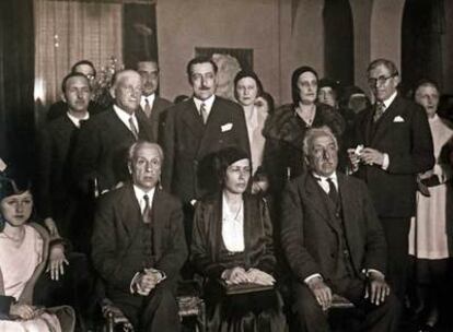 Victoria Kent, sentada en el centro y flanqueada por el presidente de la República, Niceto Alcalá Zamora (derecha), y Álvaro de Albornoz, en Madrid en 1932.