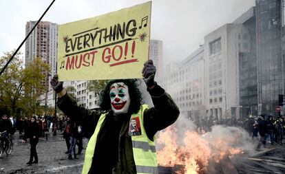 Un manifestante sostiene una pancarta con el título de una película en una de las protestas de los 'chalecos amarillos' en París (Francia), el 16 de noviembre pasado. 