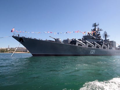 FILE PHOTO: Russian missile cruiser Moskva is moored in the Ukrainian Black Sea port of Sevastopol, Ukraine May 10, 2013. REUTERS/Stringer/File Photo
