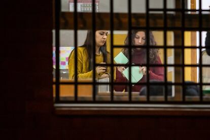Dos mujeres cuentan papeletas en el Colegio Genil de Granada.
