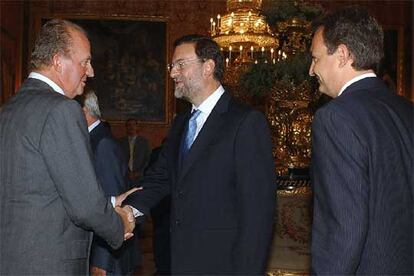 El Rey, con Mariano Rajoy y José Luis Rodríguez Zapatero, en el 25º aniversario de la Constitución.