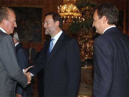 El Rey, con Mariano Rajoy y José Luis Rodríguez Zapatero, en el 25º aniversario de la Constitución.