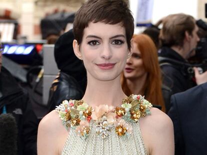 Al detalle: el look de Anne Hathaway en el estreno de El caballero oscuro en Londres
