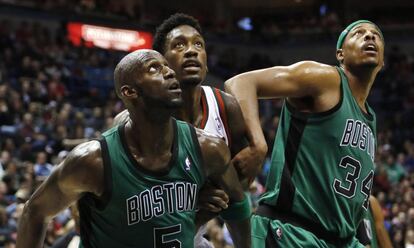 Kevin Garnett y Paul Pierce, de los Celtics, observan la trayectoria del balón junto a Larry Sanders, de los Bucks.