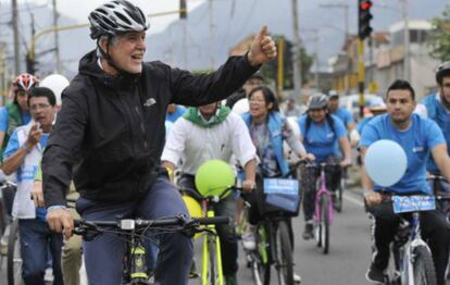 Pe&ntilde;alosa, en bicicleta, durante la campa&ntilde;a por la alcald&iacute;a de Bogot&aacute;. 