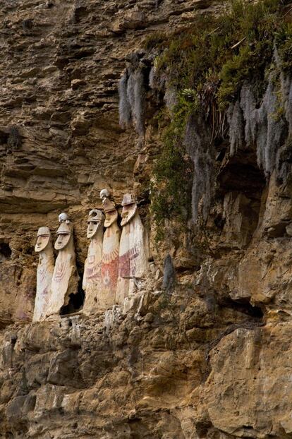 Ataúdes de madera antropomorfas situadas bajo un acantilado del sitio funerario de Karajía.