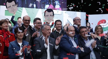 El presidente del PNV, Andoni Ortuzar, (segundo por la derecha) junto a Aitor Esteban (primera por la derecha) y el lehendakari, Iñigo Urkullu (segundo por la izquierda), en el cierre de campaña electoral con un mitin celebrado este viernes en Bilbao, con los principales candidatos para las elecciones.