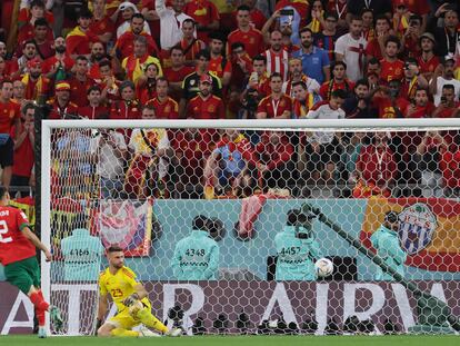 Achraf Hakimi chuta el penalti ganador frente a Unai Simón.