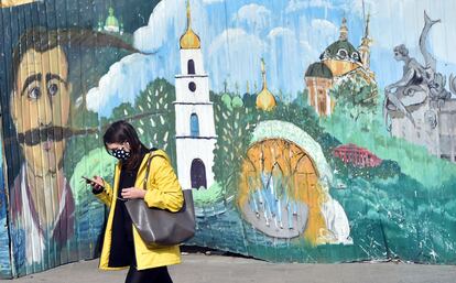 Una joven consulta su móvil en Kiev (Ucrania).