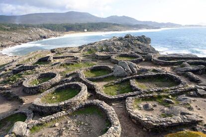 Restos de viviendas circulares en el castro galaico de Baroña