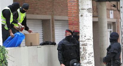 Mossos d'Esquadra durante el registro del miércoles en el Ateneu Llibertari de Sabadell.