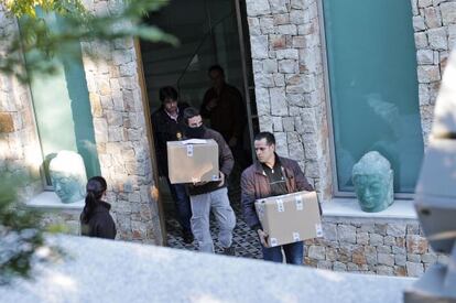 The police remove boxes of evidence from the home of Ángel de Cabo in the El Bosque development in Valencia