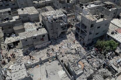 Restos de un bloque de viviendas destruido por un ataque aéreo israelí en Rafah, en el sur de la Franja de Gaza, este lunes. 