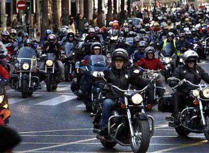 La columna de motoristas atraviesa la calle de las Barcas, en Valencia, para pedir la sustitución de los guardarraíles.