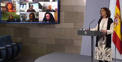 Captura de la señal institucional de Moncloa de la ministra Portavoz, María Jesús Montero, durante la rueda de prensa telemática ofrecida este jueves.