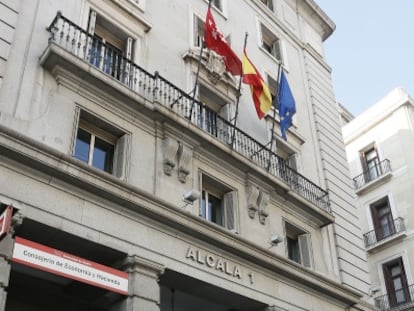 Edificio en el n&uacute;mero 1 de la calle Alcal&aacute; puesto a la venta por la Comunidad de Madrid. 