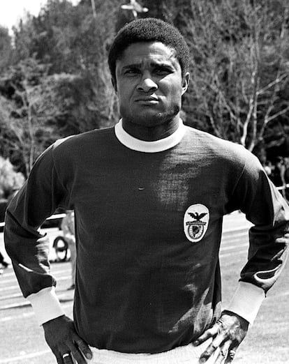 Eusébio posa com a camisa do Benfica em 1970