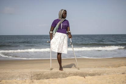 Una nueva miembro del equipo de fútbol observa el partido apoyada en sus muletas en la playa de Freetown. Sierra Leona, un país desgarrado por la guerra civil, tiene una gran población de ciudadanos cuyas vidas se han visto afectadas, tanto emocional como físicamente, por los años de lucha.
 