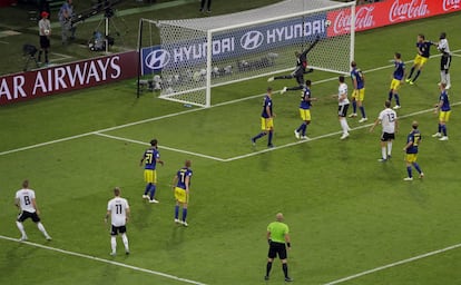 Toni Kroos, a la izquierda, marca el segundo gol de Alemania y el de la victoria.