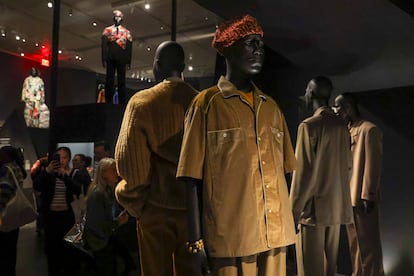 Detalle de la exposición 'Superfino: Sastrería de estilo negro', el tema de la Met Gala de este año, en el Museo Metropolitano de Arte de Nueva York, este lunes.