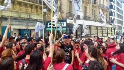 Iván Navarro, de negro en el centro, celebra la condena de los policías que lo torturaron.