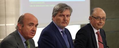 El ministro de Cultura, Íñigo Méndez de Vigo (en el centro) flanqueada por el minsitro de Hacienda, Cristóbal Montoro (a la derecha) y el ministro de Economía, Luis De Guindos (a la izquierda).