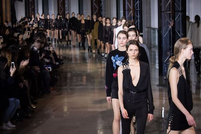 Uno de los últimos desfiles de Anthony Vaccarello antes de fichar por Yves Saint Laurent.