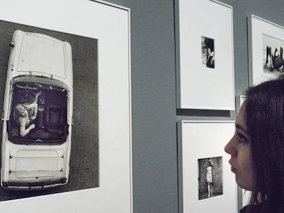 Una joven contempla la fotografía completa de Oriol Maspons, de la que salió la portada original de la primera edición de  'Últimas tardes con Teresa', de Juan Marsé.