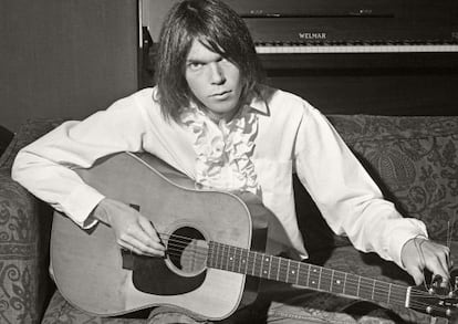 Neil Young con su camisa de chorreras en una imagen de finales de los sesenta.