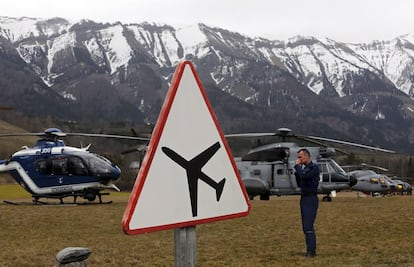 El president de Germanwings, Thomas Winkelmann, ha dit que a l'avió sinistrat als Alps francesos hi anaven 67 alemanys. A la imatge, helicòpters durant l'operació de rescat després de l'accident aeri.