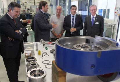 El 'lehendakari' y Martin Garitano durante la visita realizada a las instalaciones de la empresa Soraluce, en Bergara.