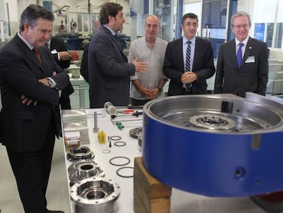 El 'lehendakari' y Martin Garitano durante la visita realizada a las instalaciones de la empresa Soraluce, en Bergara.