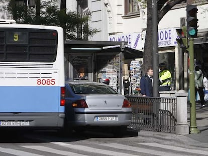 Un coche estacionado en el carril bus de la calle de Alcalá, en Madrid.