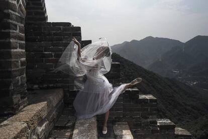 Una modelo posa en la Gran Muralla China durante el Desfile de Moda del 40 Aniversario de Pierre Cardin en las afueras de Pekín.