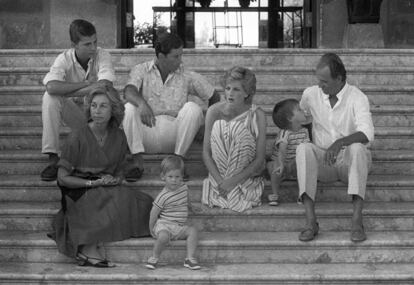 Los reyes Juan Carlos y Sofía y su hijo el príncipe Felipe posan con los príncipes de Gales, Carlos y Diana, y sus hijos Enrique y Guillermo, en la escalinata del palacio de Miravent, residencia de la Familia Real en Palma de Mallorca, donde se encuentran de vacaciones, en agosto de 1986.