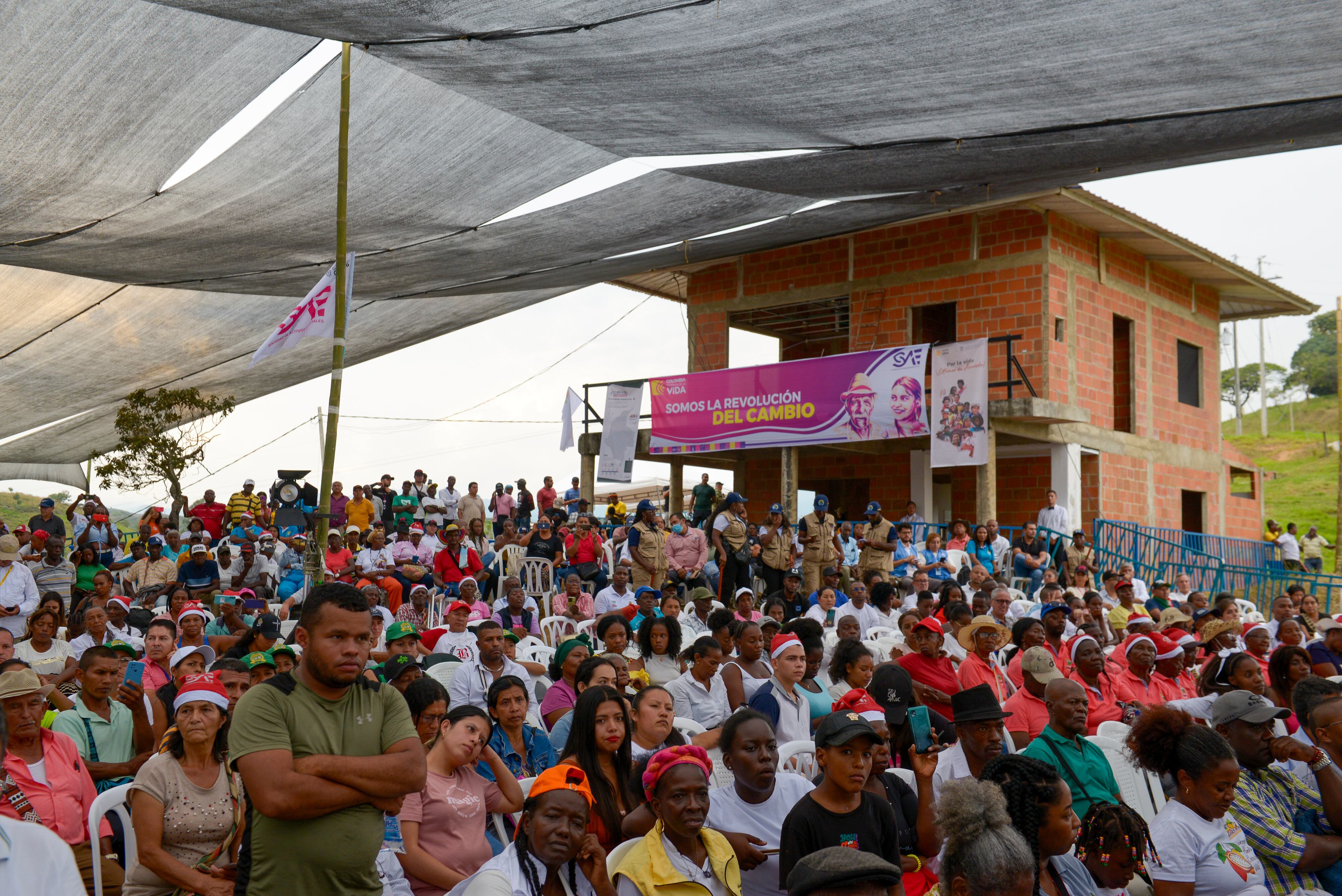 La audiencia durante el evento de entrega, este 13 de diciembre en Buenos Aires (Departamento del Cauca).