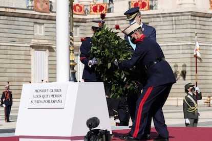 Felipe VI deposita una corona de flores en honor a los caídos por la patria.