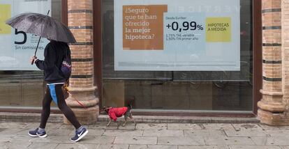 Anuncio de hipotecas en una sucursal bancaria, en Sevilla.