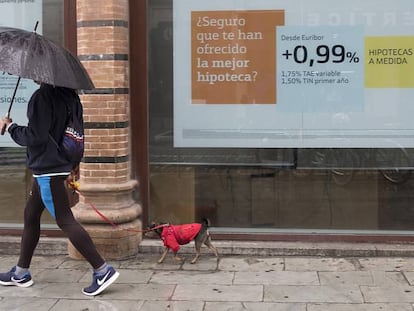 Anuncio de hipotecas en una sucursal bancaria de Sevilla.