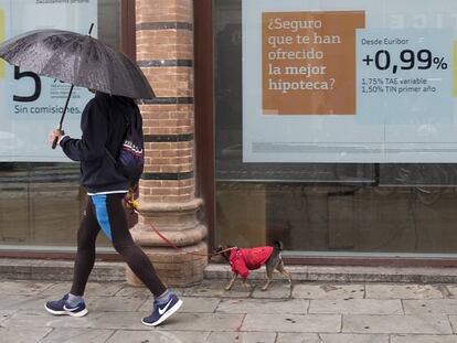 Anuncio de hipotecas en una sucursal bancaria, en Sevilla.