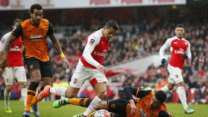 Alexis S&aacute;nchez, en una jugada del partido que enfrent&oacute; al Arsenal-Hull.