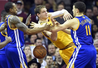 Mozgov, entre Klay Thompson e Iguodala.