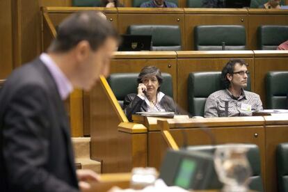 Los parlamentarios de EH Bildu Laura Mintegi y Julen Arzuaga, durante la intervención de Maneiro en el pleno.