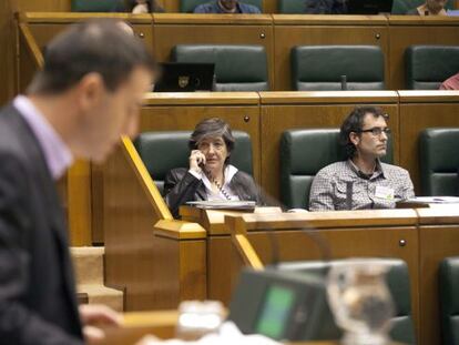 Los parlamentarios de EH Bildu Laura Mintegi y Julen Arzuaga, durante la intervención de Maneiro en el pleno.
