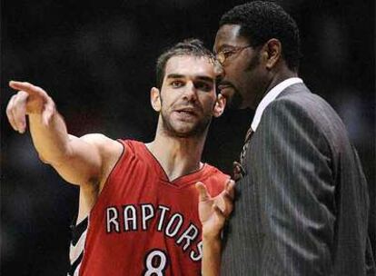 Calderón intercambia impresiones con Sam Mitchell, el entrenador de los Raptors.