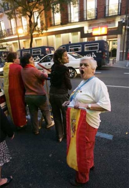 Bajo el lema "Si ustedes son Rubianes, nosotros somos españoles", el partido Alternativa Española se manifestó frente a la sede del PSOE desde las ocho de la tarde. En la imagen, un grupo de mujeres envueltas en banderas españolas se manifiestan frente al auditorio de Comisiones.