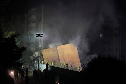 Personal de rescate trabaja en uno de los edificios afectados por el bombardeo en Beirut.